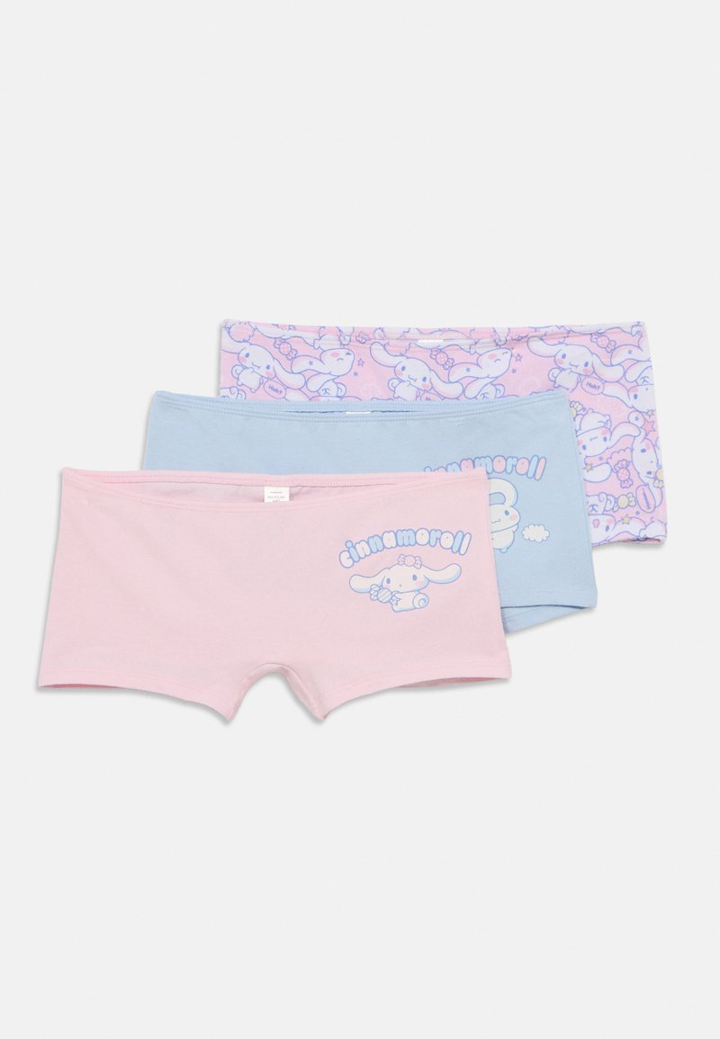 Τρία ζευγάρια βαμβακερά σορτς: ένα ροζ με καρτούν, ένα ανοιχτό μπλε και ένα παστέλ ροζ με επαναλαμβανόμενο σχέδιο καρτούν.