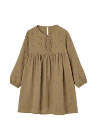Braun Baumwollkleid mit rosa Herzmustern, Rundhalsausschnitt, Rüschendetail auf der Vorderseite, langen Ärmeln mit elastischen Bündchen und Knopfverschluss im Rücken.