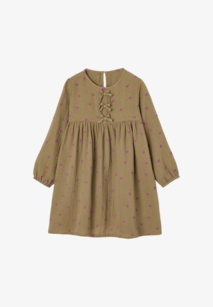 Braun Baumwollkleid mit rosa Herzmustern, Rundhalsausschnitt, Rüschendetail auf der Vorderseite, langen Ärmeln mit elastischen Bündchen und Knopfverschluss im Rücken.