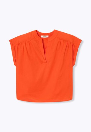Blouse orange vif à manches courtes avec un col rond et une petite fente en V à l'avant, avec de légers fronces aux épaules.