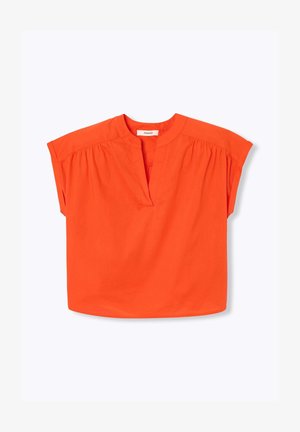 Blouse orange vif à manches courtes avec un col rond et une petite fente en V à l'avant, avec de légers fronces aux épaules.