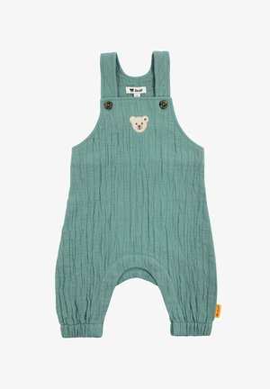 Peto de bebé verde con textura, tirantes para los hombros, cierres de botón, parche de oso en el pecho y puños elásticos en los tobillos.