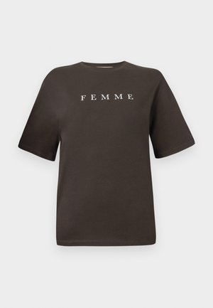 Valkoinen t-paita, jossa on lyhyet hihat ja pyöreä pääntie, ja etupuolella on keskellä sana "FEMME" valkoisena.