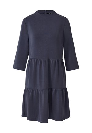Dunkelblaues Kleid mit dreiviertellangen Ärmeln, rundem Ausschnitt und einem gestuften, gerafften unteren Abschnitt. Glatter Stoff mit subtiler Textur.