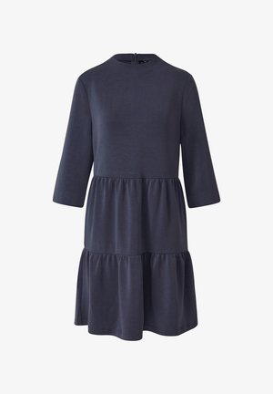 Dunkelblaues Kleid mit dreiviertellangen Ärmeln, rundem Ausschnitt und einem gestuften, gerafften unteren Abschnitt. Glatter Stoff mit subtiler Textur.