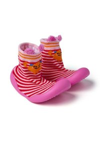 Chaussettes rayées roses et blanches avec une semelle en caoutchouc rose, présentant un design de bear souriant et des pompons roses duveteux à la cheville.