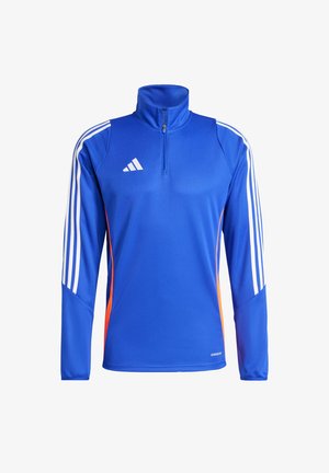 Blauer sportlicher Pullover mit einem Halbreißverschluss-Kragen, weißem Adidas-Logo und weißen Streifen an den Ärmeln. Mit orangefarbenen Seitenelementen.