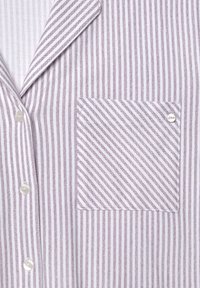 Gestreepte blouse in lavendel en witte katoen, met een borstzak, parelknopen en een notch kraag met contrasterende diagonale strepen.