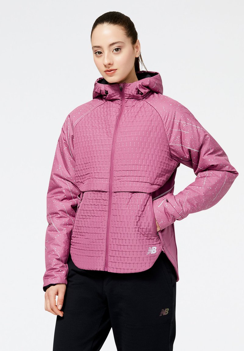 Damenjacke aus strukturiertem, hellrosa Material mit Kapuze, Reißverschluss und Fronttaschen; verfügt über reflektierende Akzente und eine taillierte Passform.