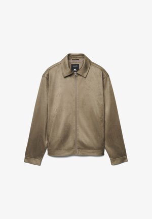 Giacca bomber verde oliva in morbido materiale similcamoscio, con colletto, chiusura a zip e due tasche laterali. Taglia XL.