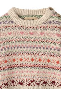 Pull en maille couleur crème avec un motif texturé de cœurs, diamants et lignes en rose, rouge, vert et violet, avec des accents de boutons au niveau du col.
