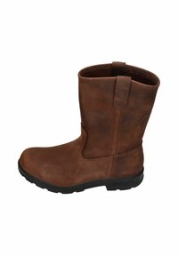 Bruine leren enkelboot met een ronde neus, zijnaaddetails en een zwarte rubberen zool. Beschikt over een treklip aan de achterkant voor gemakkelijk aan- en uittrekken.