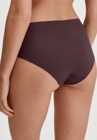 Burgunderfarbene, hochtaillierte Unterwäsche aus weichem, glattem Stoff. Verfügt über ein nahtloses Design mit breitem Bund und minimalen Nähdetails.