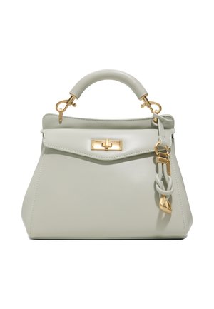 Borsa a mano in pelle strutturata grigio chiaro con manico superiore, chiusura dorata e ciondolo decorativo in pelle annodata e metallo sul lato.