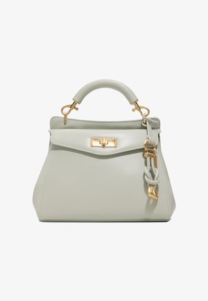 Borsa a mano in pelle strutturata grigio chiaro con manico superiore, chiusura dorata e ciondolo decorativo in pelle annodata e metallo sul lato.