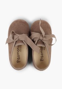 Brune ruskindsko med en afrundet form, der har en båndsløjfe og perforerede detaljer på overdelen. Blødt indvendigt for.