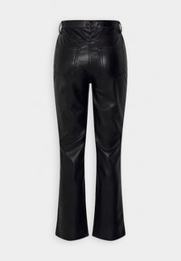 Pantalon noir en cuir synthétique avec jambes droites, deux poches arrière et détails de coutures, vu de dos sur fond blanc.