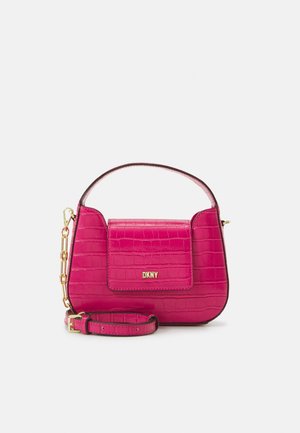 Petit sac à main rose brillant effet croco, avec poignée dessus, bandoulière amovible, détail chaîne dorée et logo DKNY sur le rabat avant.
