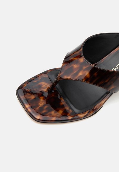 Sandale à motif écaille de tortue marron à bout ouvert carré avec bride en lanière, dotée d'une semelle intérieure noire rembourrée.