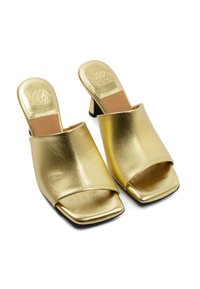 Infradito metallici oro con punta aperta e tacco quadrato. Texture liscia e ampia fascia frontale. Logo impresso sulla soletta.