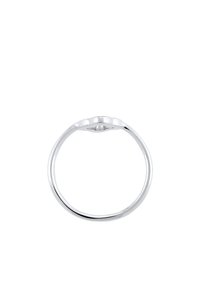 Sølvring med en glat, rund kant og flad top samt en poleret overflade. Designet er minimalistisk uden yderligere dekorative elementer.