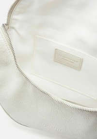 Witte faux leren etui met een Textuur oppervlakte, zilveren rits en een stofvoering met een klein merklabel aan de binnenkant.