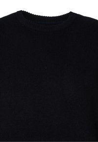 Pull tricoté bleu marine foncé à col rond avec un col côtelé, visible de la poitrine vers le haut sur un fond blanc.