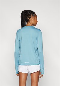 Nike Performance SWIFT TOP - Langærmet T-shirt - denim turquoise/silver
