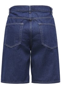 Shorts en denim bleu foncé avec une texture lisse, dotés de deux poches arrière et de coutures contrastantes sur les coutures.