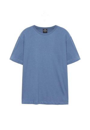 T-shirt bleu à manches courtes col rond suspendu sur un cintre blanc, design uni avec une petite étiquette noire à l’intérieur du col.