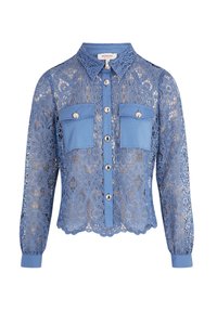 Blouse en dentelle bleue avec col chemise, fermeture à boutons, deux poches avant et manches longues avec poignets. Motif floral en dentelle détaillé sur toute la surface.