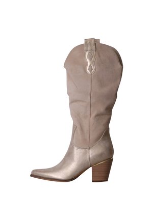 Botte de cow-boy haute en daim beige et cuir métallisé avec bout pointu et talon bloc en bois empilé, couture décorative en haut.