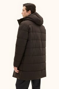 Cappotto puffo marrone con cappuccio, caratterizzato da sezioni trapuntate, una vestibilità comoda e un design di lunghezza media. Materiale liscio e resistente all'acqua.