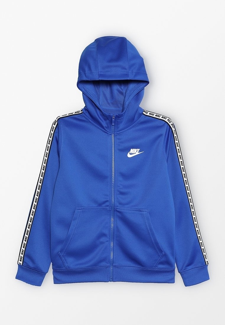 Sudadera con capucha azul con cremallera, fabricada en tela suave, que presenta una capucha, bolsillos laterales y una cinta de color negro y blanco en contraste a lo largo de las mangas con el logo de Nike.