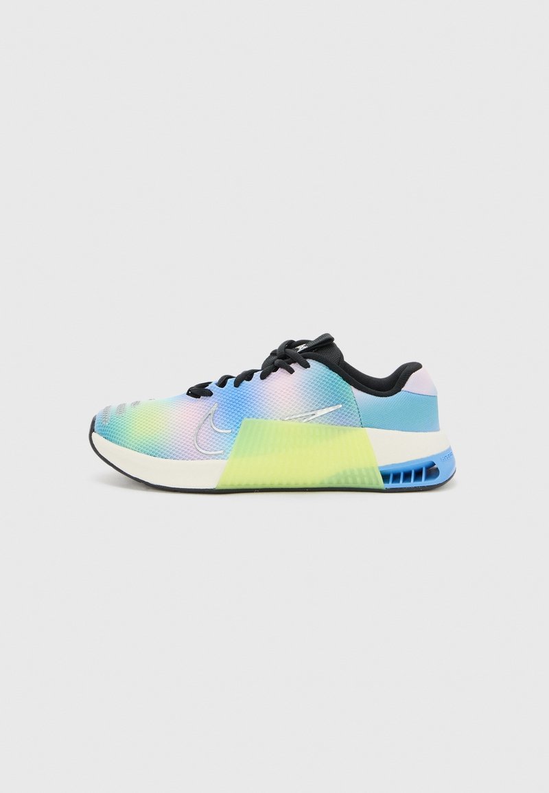 Baskets basses de sport avec lacets noirs, tige en mesh multicolore, accent jaune fluo sur la semelle intermédiaire et soutien de talon bleu sur fond gris.