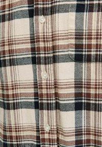 Overhemd met knoopsluiting in een beige, bruine en marineblauwe plaidpatroon, met een zachte textuur en witte knopen aan de voorkant.