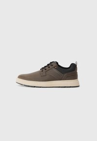 Chaussures à lacets en cuir marron et maille avec semelle en caoutchouc beige. Présentent un dessus texturé et des accents de couture subtils.