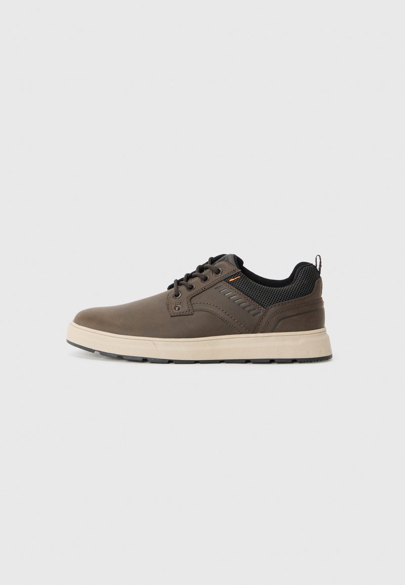 Chaussures à lacets en cuir marron et maille avec semelle en caoutchouc beige. Présentent un dessus texturé et des accents de couture subtils.