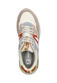 Sneaker multicolore con un mix di materiali in suede e mesh, lacci prominenti, linguetta decorata e suola in gomma con texture variegate.