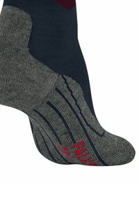 Grau- und marineblaue Socken mit strukturiertem Muster, verstärktem Fersen- und Zehenbereich. Enthält rote Markenkennzeichnung. Eine ergonomische Form verbessert Passform und Komfort.