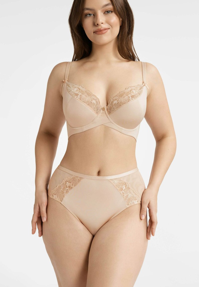 Biustonosz i majtki o wysokim stanie koloru cielistego z koronkowymi wykończeniami. Materiał jest gładki, a pokrycie miseczek oraz boczne panele ozdobione są florystyczną koronką.