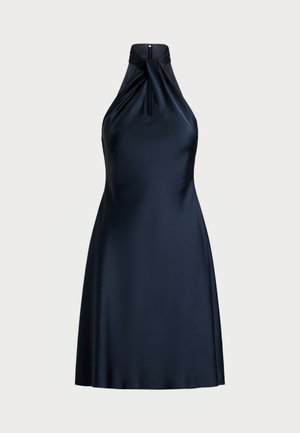 Marinblå halterneck-klänning i slät satin, med en tvistad halsringning och bakdragkedjestängning. Utsvängd A-linje-silhuett.