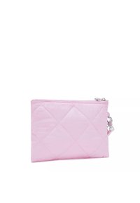 Bolsa acolchada de color rosa hecha de tela suave, con cierre de cremallera y un broche de metal plateado, forma rectangular, con patrones en forma de diamante en la superficie.