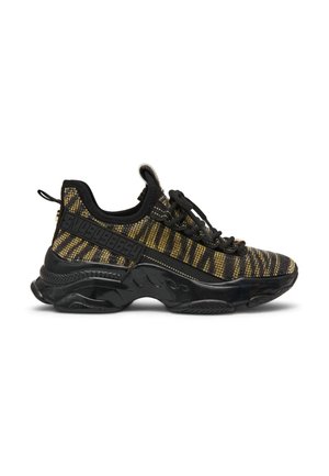 Zwart-gouden lage sneaker met gebreide bovenkant met patroon, dikke gebogen zool, zwarte veters en trek lus bij de hiel.