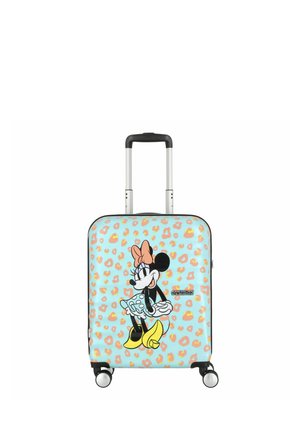 Valigia rigida con uno sfondo azzurro chiaro, caratterizzata da un motivo a stampa leopardata e un'illustrazione di Minnie Mouse. Manico e ruote argentati.