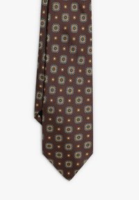 Corbata marrón con un patrón de rectángulos que presentan diseños florales en azul y naranja, fabricada con tejido texturizado y con un extremo puntiagudo estrecho.