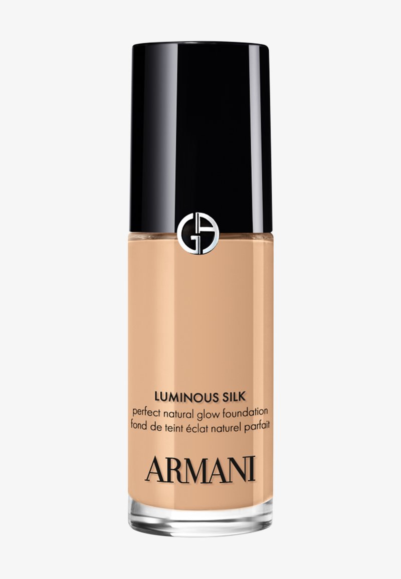Glasflaske med beige Armani Luminous Silk natural glow foundation med sort låg og sølvlogo på hvid baggrund.