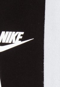 Nike Sportswear FUTURA SET - Trenirka - black/pure platinum/white