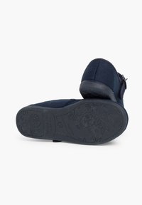 Calzado de color azul oscuro con suela de goma que presenta patrones de flores, parte superior de tela suave con un ligero tacón y correa ajustable para un mejor ajuste.