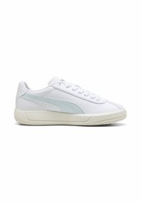 Hvide lavtoppede sneakers med beige sål, lys blå sidestribe og hvide snørebånd, vist fra ydersiden på en hvid baggrund.